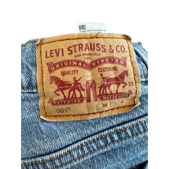 Levis 501 High Rise Distressed Denim Shorts Womens Size 27 Frayed Hem Light Wash - Picture 5 of 5